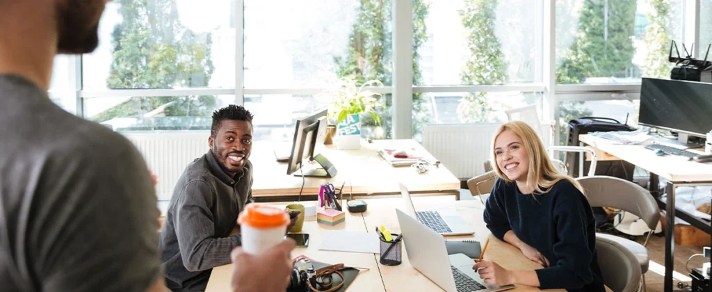 Coworking — en quoi cela consiste et comment utiliser les tableaux pour travailler efficacement dans des espaces partagés