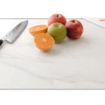 Plaque de Protection en Verre Trempé Universel et Multifonction 60x52cm avec Motif Marbre Blanc, Planche à Découper, Plateau en Verre