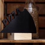 Tableau à Craie Noir Double Face à Poser sur Table avec Base en Bois en Forme de Pizza, Lot de 4 Pièces