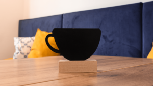 Tableau à Craie Noir Double Face à Poser sur Table avec Base en Bois en Forme de Tasse, Lot de 4 Pièces